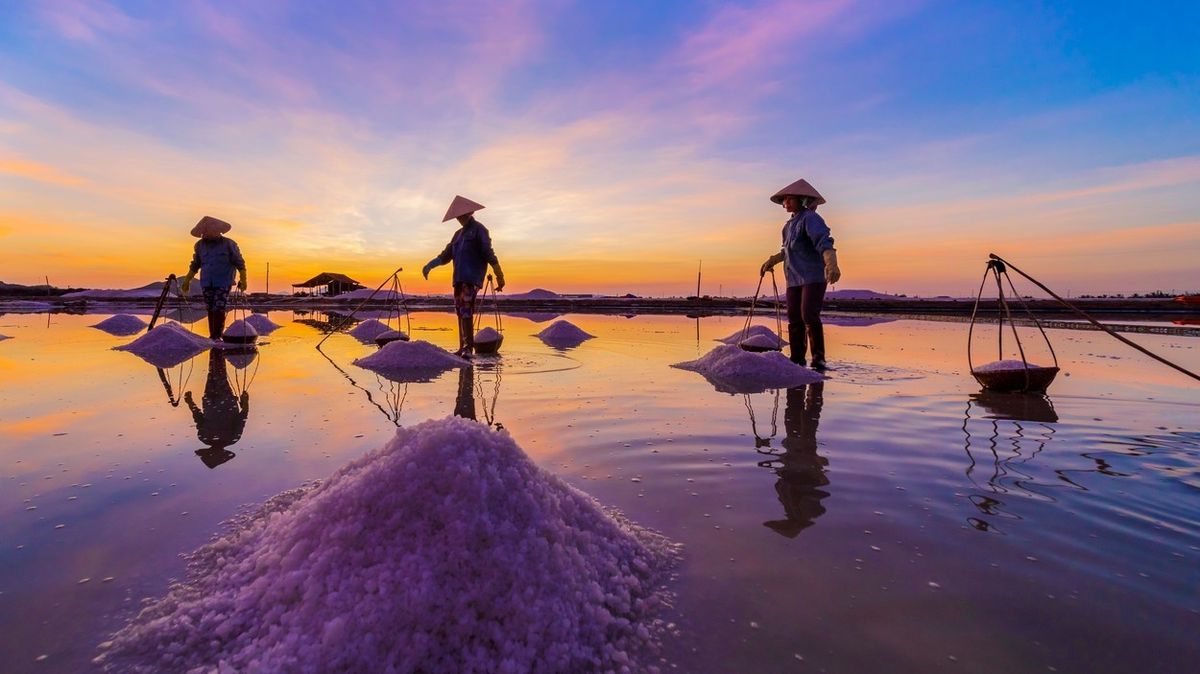 FOTO: Práce na vietnamských solných polích není snadná, začíná se před rozbřeskem